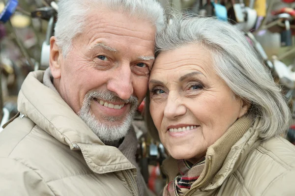 Sonriendo pareja mayor — Foto de Stock