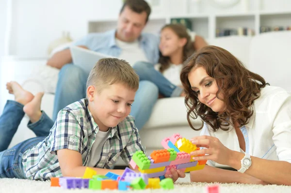 Gelukkig famyli plezier hebben samen — Stockfoto