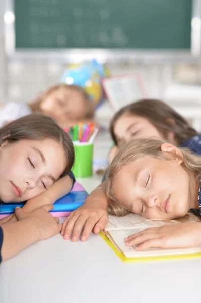 Barn i skolan på lektionerna — Stockfoto