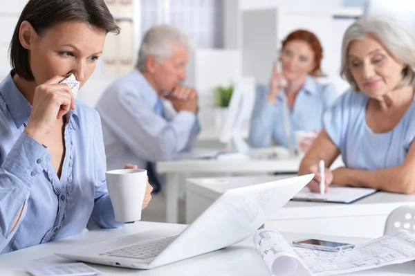 Les hommes d'affaires travaillant dans le bureau — Photo