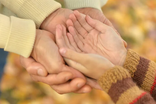 Imagen Recortada Familia Poniendo Las Manos Juntas — Foto de Stock