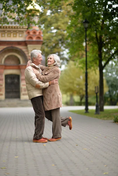 Felice Donna Anziana Uomo Nel Parco — Foto Stock