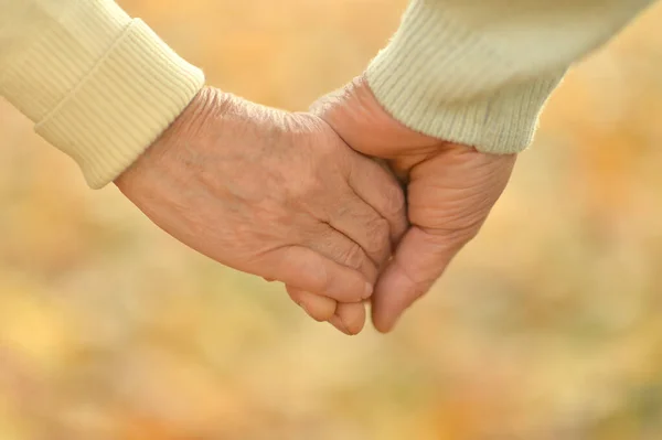 Seniorenpaar Hält Händchen — Stockfoto
