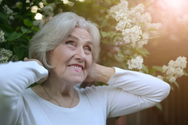 Senior Krásná Žena Pózuje Šeříky Parku — Stock fotografie