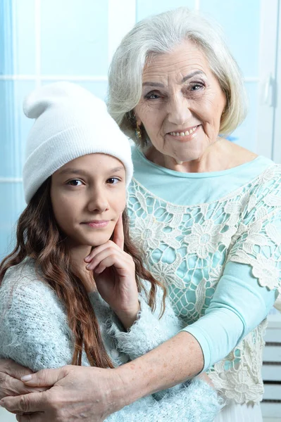 Porträt Einer Lächelnden Großmutter Und Ihrer Enkelin — Stockfoto
