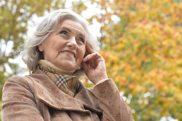 Retrato Una Mujer Mayor Feliz Parque Otoño —  Fotos de Stock