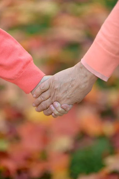 Oudere Echtpaar Houdt Elkaars Hand Bij Elkaar — Stockfoto