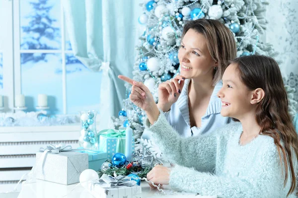 Retrato Menina Com Sua Mãe Preparando Para Natal — Fotografia de Stock