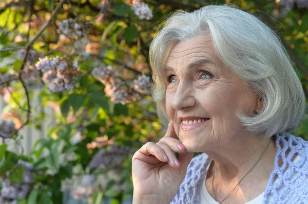 Senior Krásná Šťastná Žena Pózuje Šeříky Parku — Stock fotografie