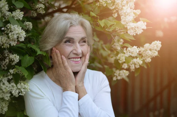 Senior Hermosa Mujer Posando Con Lilas Parque — Foto de Stock