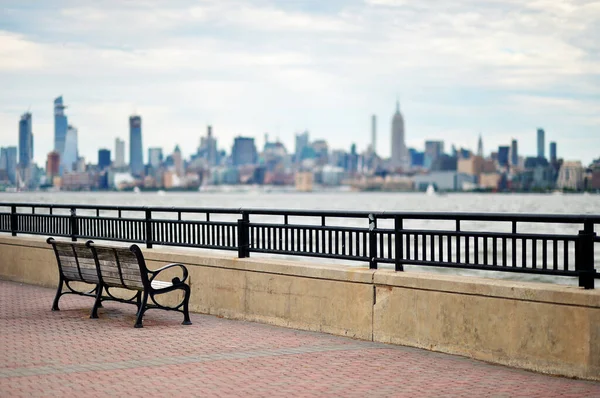 Bänk Piren New York City Skyline Förenta Staterna — Stockfoto