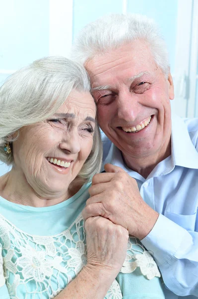 Portret Van Een Gelukkig Seniorenpaar Met Kerstmis Thuis — Stockfoto