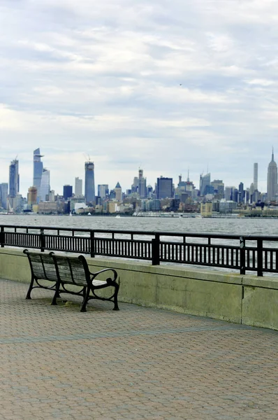Bank Auf Dem Pier Der New Yorker Skyline Usa — Stockfoto