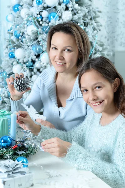 Retrato Menina Com Sua Mãe Preparando Para Natal — Fotografia de Stock