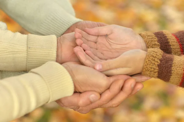 Image Recadrée Famille Mettre Les Mains Ensemble — Photo