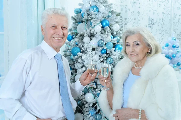 Retrato Feliz Pareja Ancianos Navidad Casa Bebiendo Champán — Foto de Stock