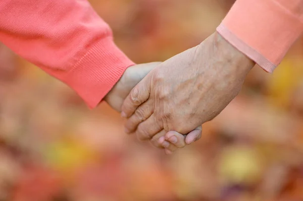 Högre Par Håller Hand Tillsammans — Stockfoto