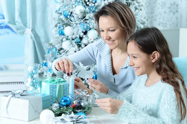 Retrato Menina Com Sua Mãe Preparando Para Natal — Fotografia de Stock
