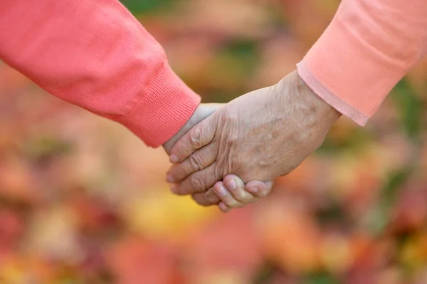 Seniorenpaar Hält Händchen — Stockfoto
