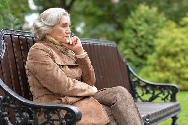 Triste Femme Âgée Réfléchie Assise Sur Banc Dans Parc — Photo