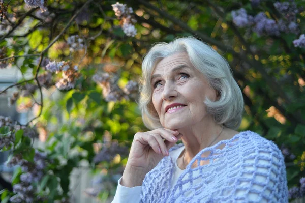 Anziano Bella Donna Felice Posa Lilla Nel Parco — Foto Stock