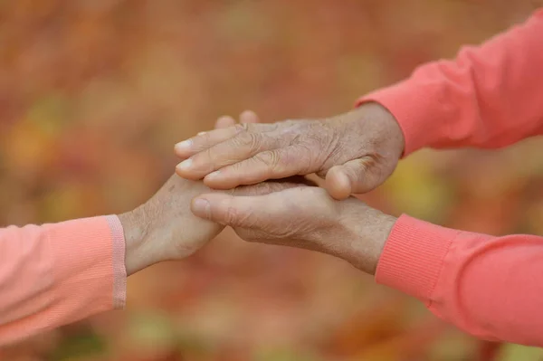 Oudere Echtpaar Houdt Elkaars Hand Bij Elkaar — Stockfoto