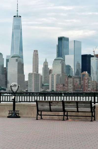 Bänk Piren New York City Skyline Förenta Staterna — Stockfoto