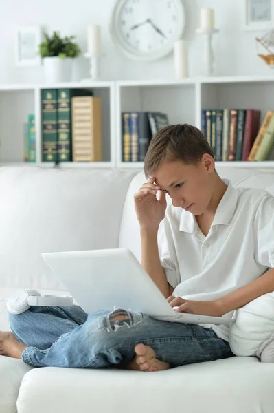 Smutny Chłopiec Użyciu Laptopa Domu — Zdjęcie stockowe