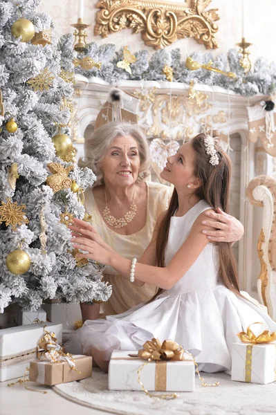 Retrato Menina Sorridente Com Avó Com Presentes Natal — Fotografia de Stock