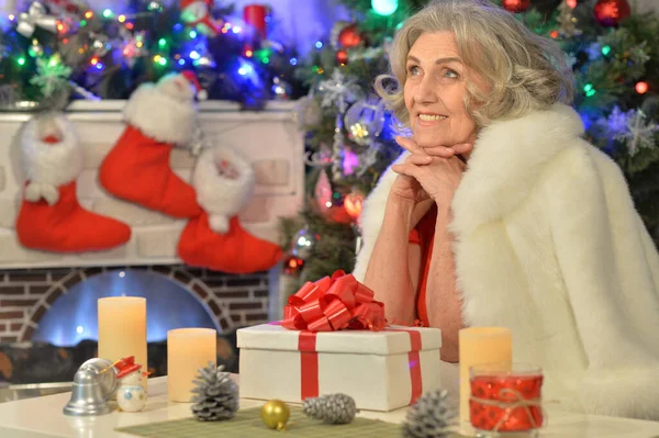 Šťastná Usměvavá Starší Žena Dárkem Vánoce — Stock fotografie