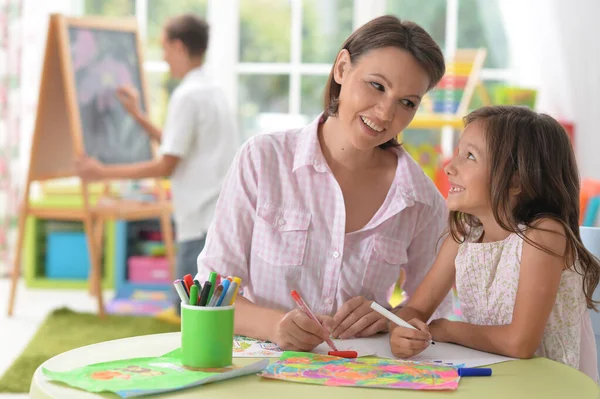 Piccola Ragazza Carina Con Madre Disegno Casa — Foto Stock