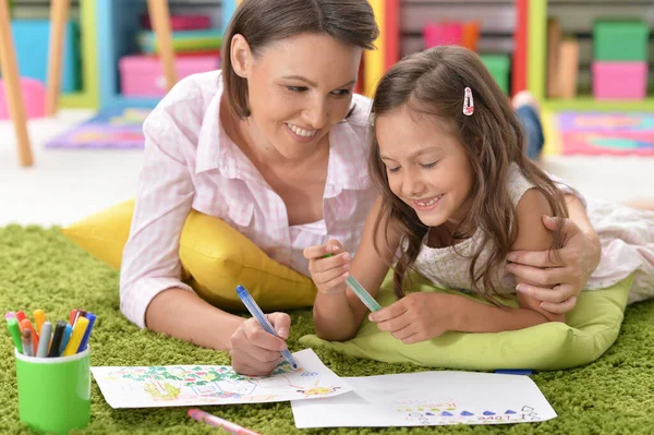 Klein Schattig Meisje Met Moeder Tekening Thuis — Stockfoto