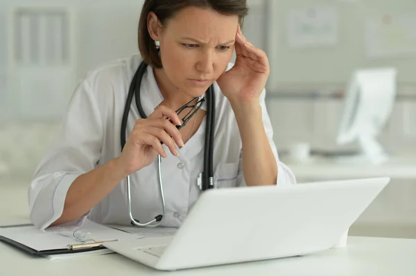 Porträtt Sorgsen Kvinnlig Läkare Sjukhus — Stockfoto