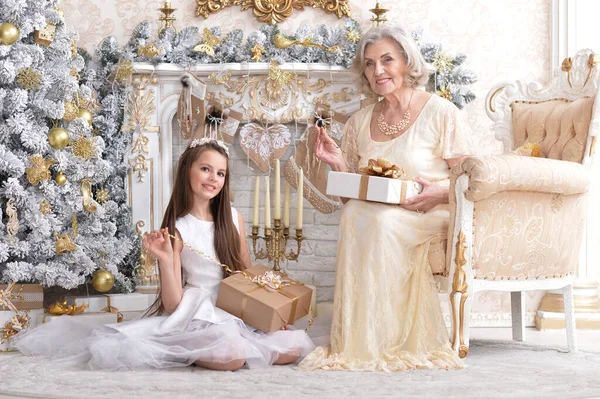 Porträt Eines Lächelnden Kleinen Mädchens Mit Großmutter Mit Weihnachtsgeschenken — Stockfoto