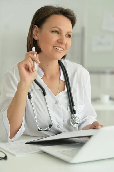 Ritratto Dottoressa Sorridente Ospedale — Foto Stock