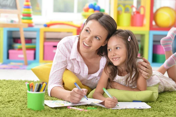 Pequeña Linda Chica Con Madre Dibujo Casa — Foto de Stock