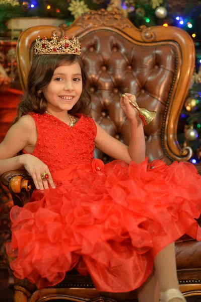 王冠上可爱的小女孩在演播室里摆姿势 — 图库照片