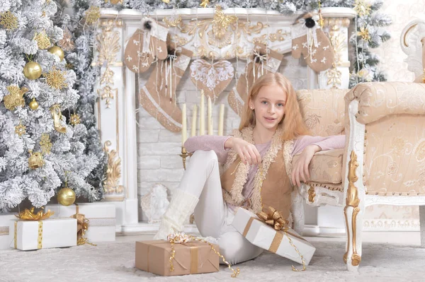 Porträt Eines Glücklichen Mädchens Mit Weihnachtsgeschenken — Stockfoto