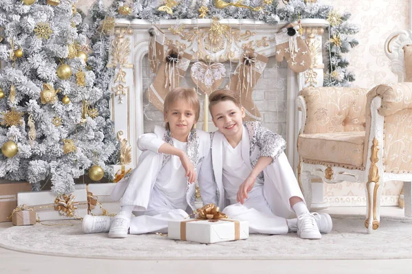 Retrato Niños Posando Con Regalo Navidad —  Fotos de Stock