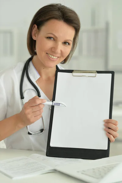 Portret Uśmiechniętej Lekarki Pokazującej Schowek Szpitalu — Zdjęcie stockowe