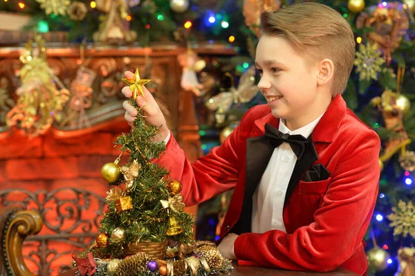 Retrato Menino Com Árvore Natal — Fotografia de Stock