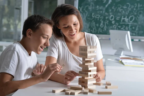 Donna Ragazzo Che Giocano Insieme Con Blocchi Legno — Foto Stock