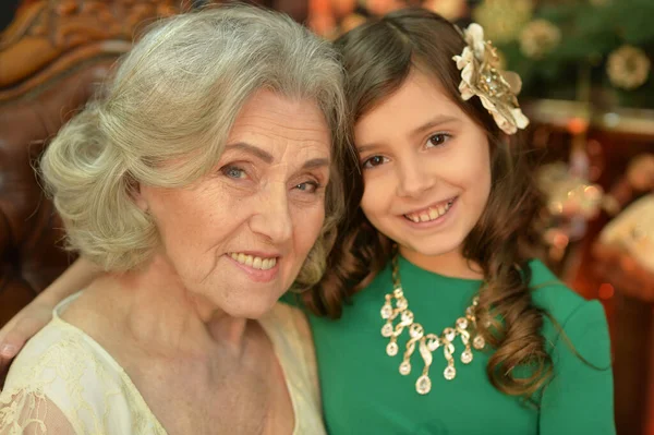 Πορτρέτο Μιας Χαμογελαστής Γιαγιάς Και Της Εγγονής Της — Φωτογραφία Αρχείου