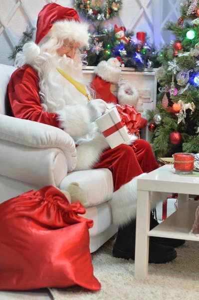 Retrato Santa Claus Con Regalo — Foto de Stock