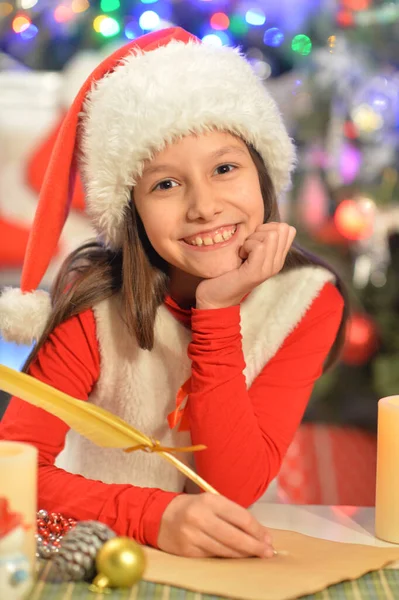 Portrait Fille Heureuse Écrivant Une Lettre Père Noël — Photo