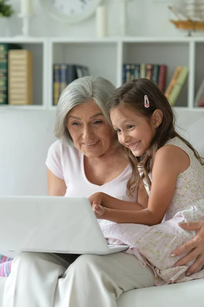 Retrato Abuela Feliz Nieta Usando Ordenador Portátil — Foto de Stock