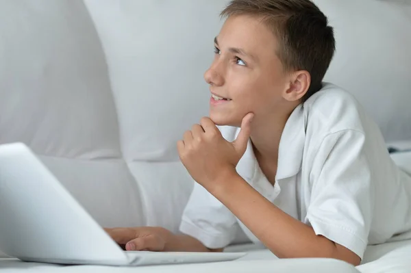 Cute Boy Użyciu Laptopa Domu — Zdjęcie stockowe