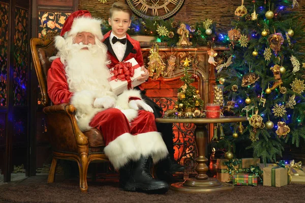 Święty Mikołaj Szczęśliwy Chłopiec Prezentem — Zdjęcie stockowe