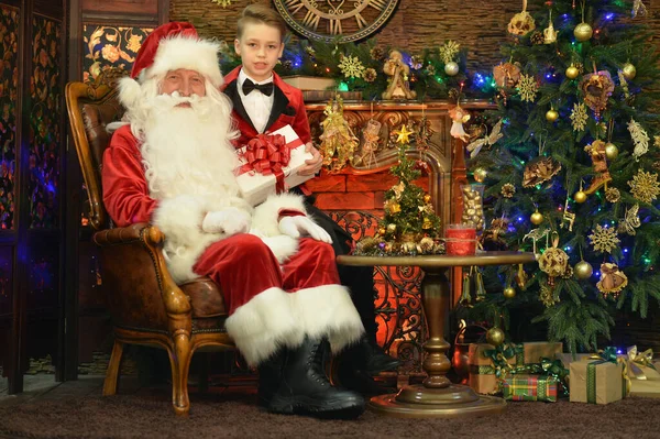 Papá Noel Niño Feliz Con Regalo — Foto de Stock