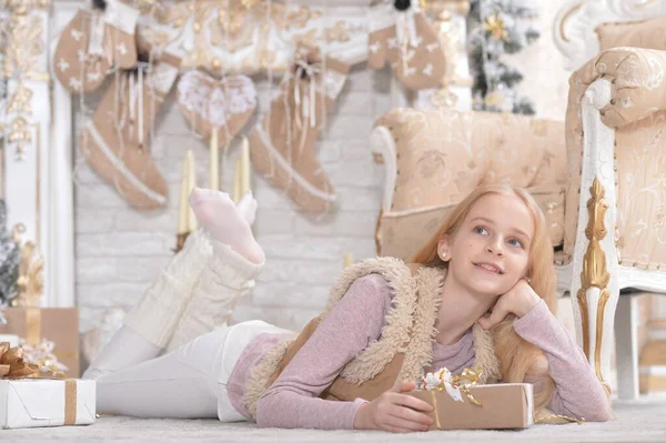 Porträtt Lycklig Flicka Med Julklappar — Stockfoto